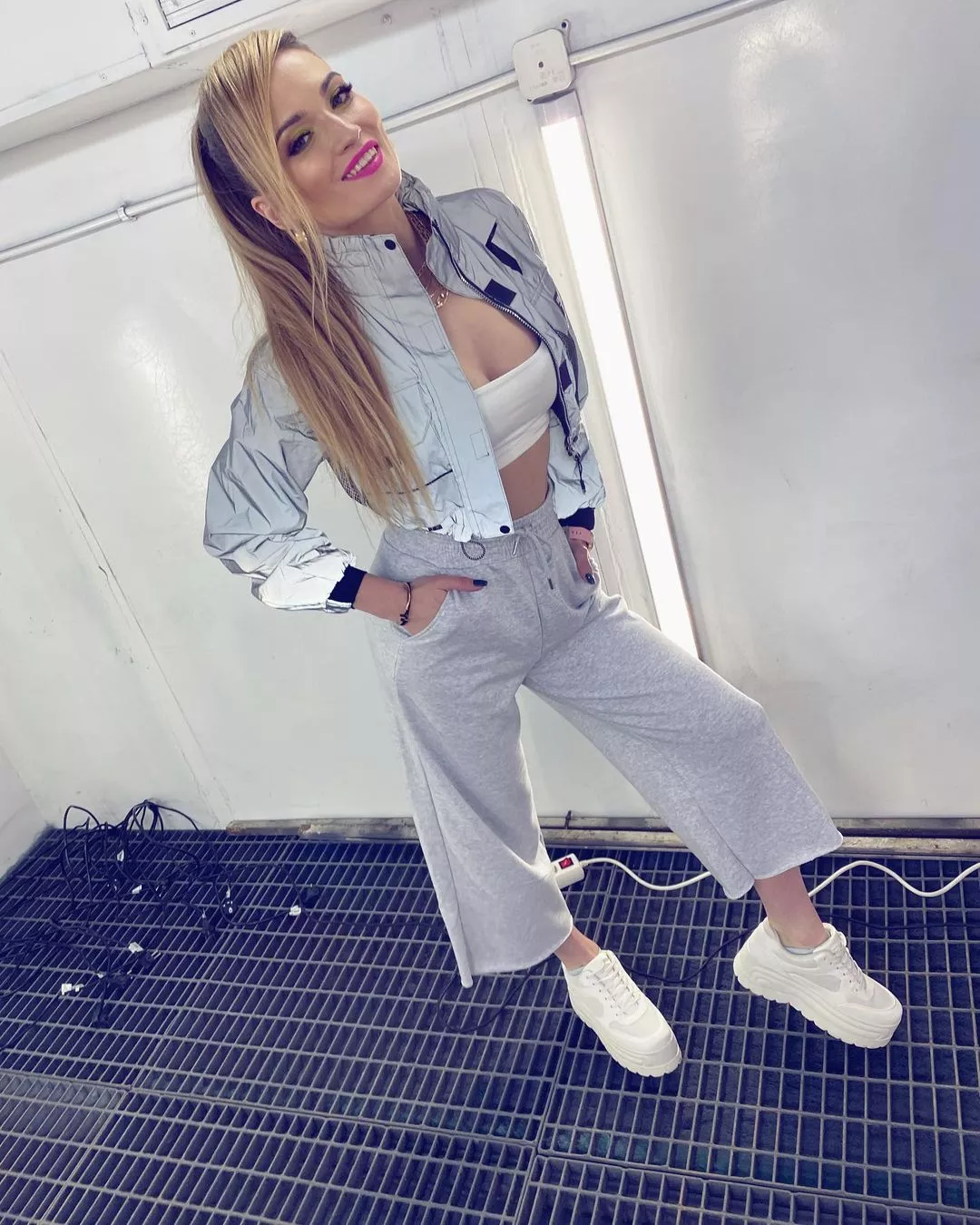 Ponętna publikacja znanej gwiazdy disco polo. Uwagę skupia mocno prowokujący dekolt!
